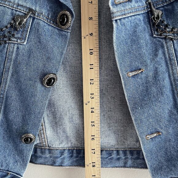 Vintage Sleeveless Jean Jacket Size L Vest Animals Pins Blue Denim 80s Music - Picture 11 of 13